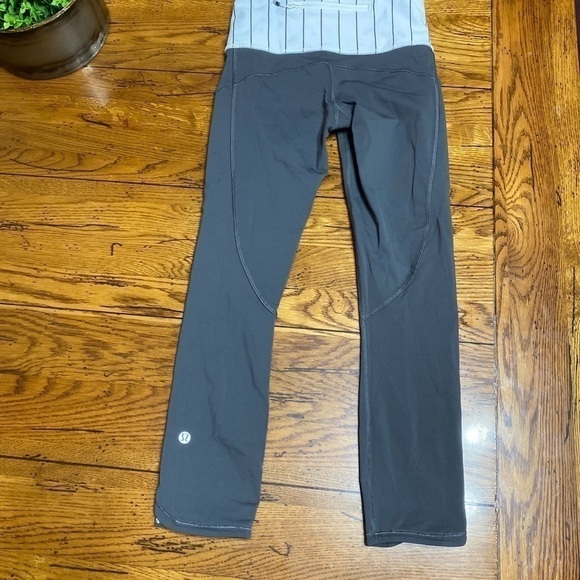 lululemon Women's Wunder Under Crop Luon, Size 2? No size tag present. Grey. - Picture 10 of 10